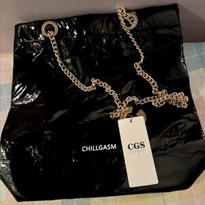 New Chillgasm Classic rarBlack and Gold Chain Shoulder Bag rare collectors items